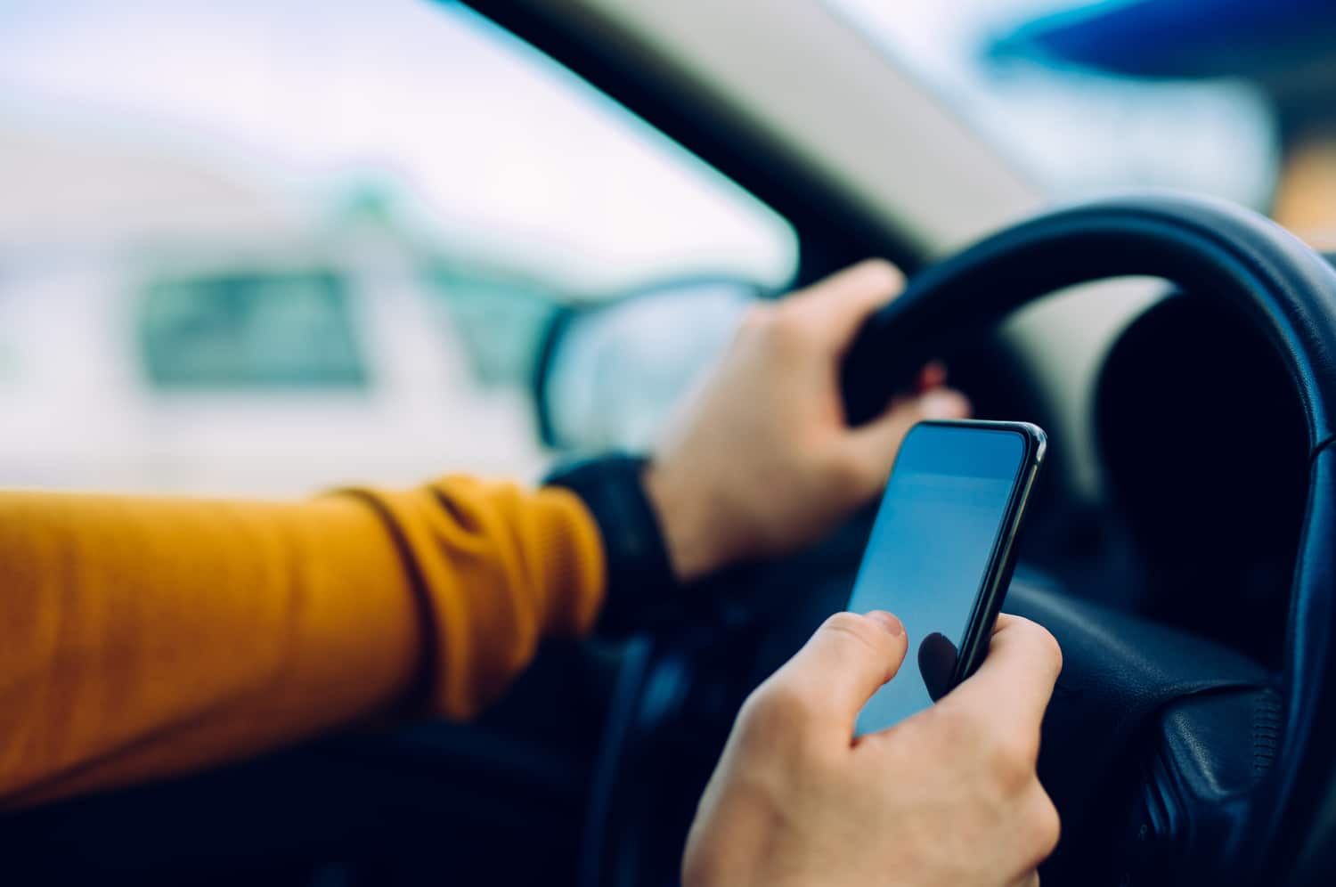Distracted Driving Crash – 3 Reasons to Consult an Injury Lawyer