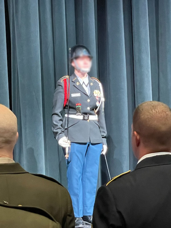 Un cliente de Crosley Law, vestido con uniforme militar de gala durante una ceremonia, lo que refleja la tradición militar familiar que el accidente amenazaba con interrumpir